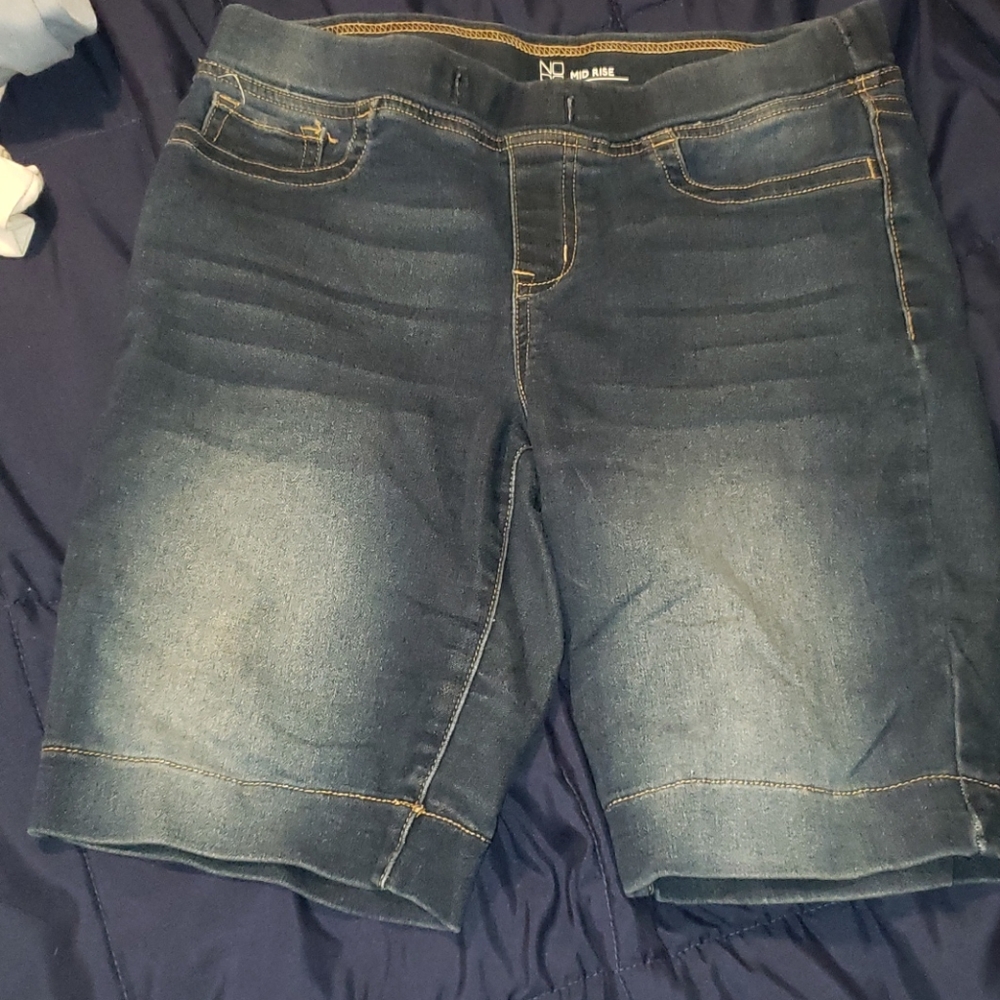 Mid rise knee length shorts